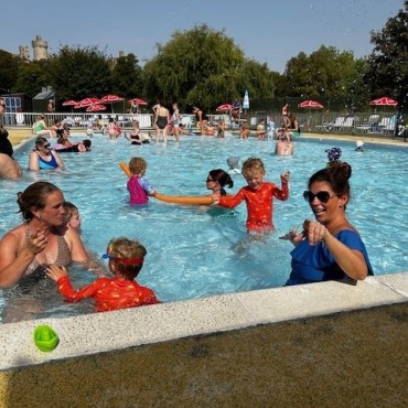 Families enjoying Arundel Lido's outdoor pool.