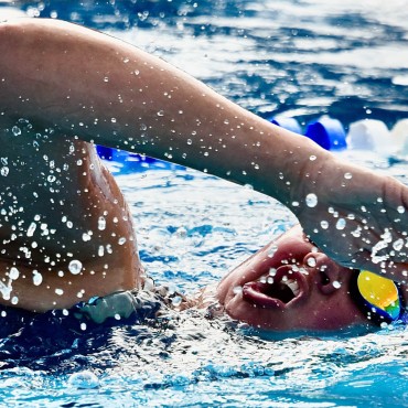 An action shot of a swimmer in a pool.